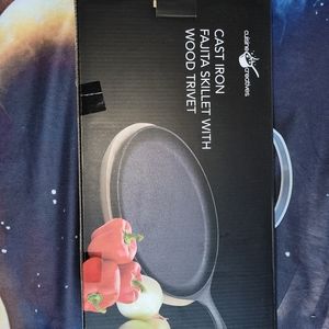 Cast iron fajita skillet with wood trivet